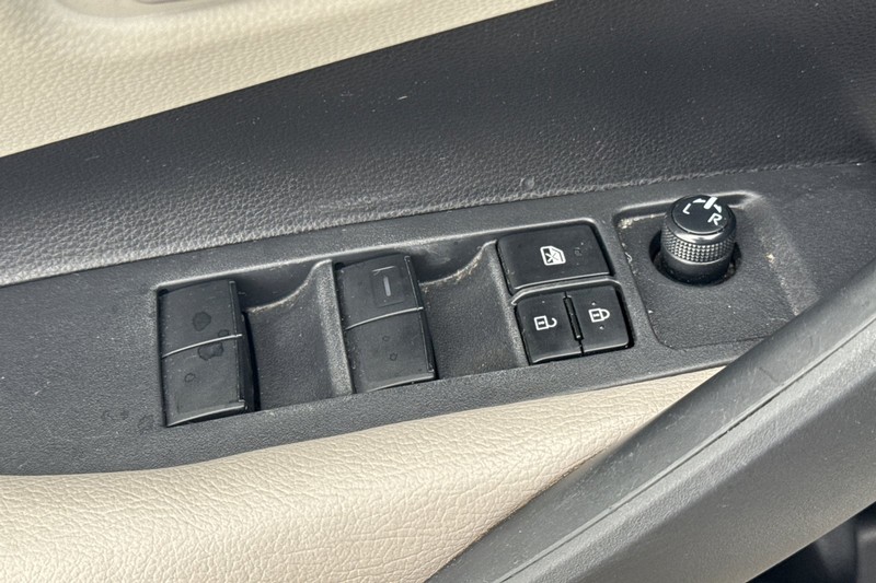 Toyota Corolla Vehicle Full-screen Gallery Image 12