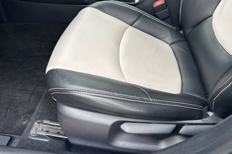 Toyota Corolla Vehicle Full-screen Gallery Image 13