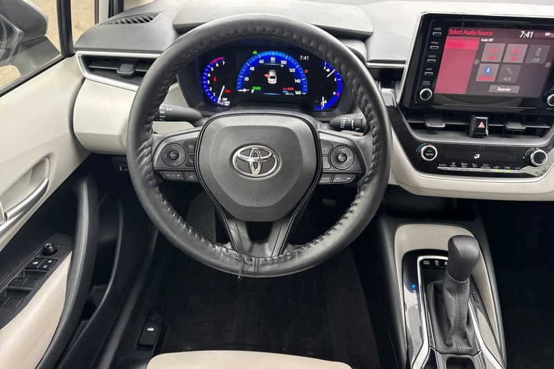 Toyota Corolla Vehicle Full-screen Gallery Image 16