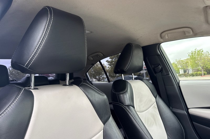 Toyota Corolla Vehicle Full-screen Gallery Image 19