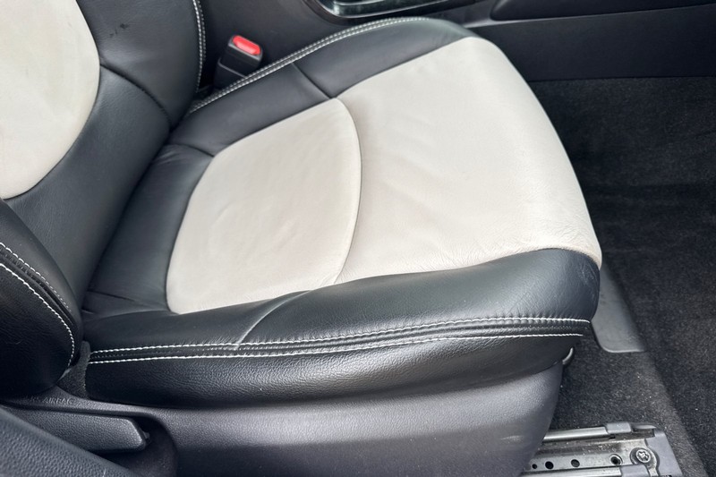 Toyota Corolla Vehicle Full-screen Gallery Image 22