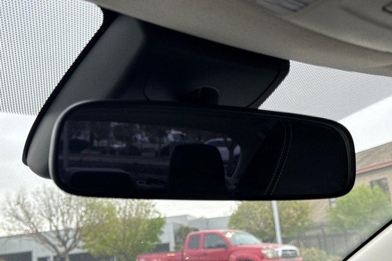 Toyota Corolla Vehicle Full-screen Gallery Image 24