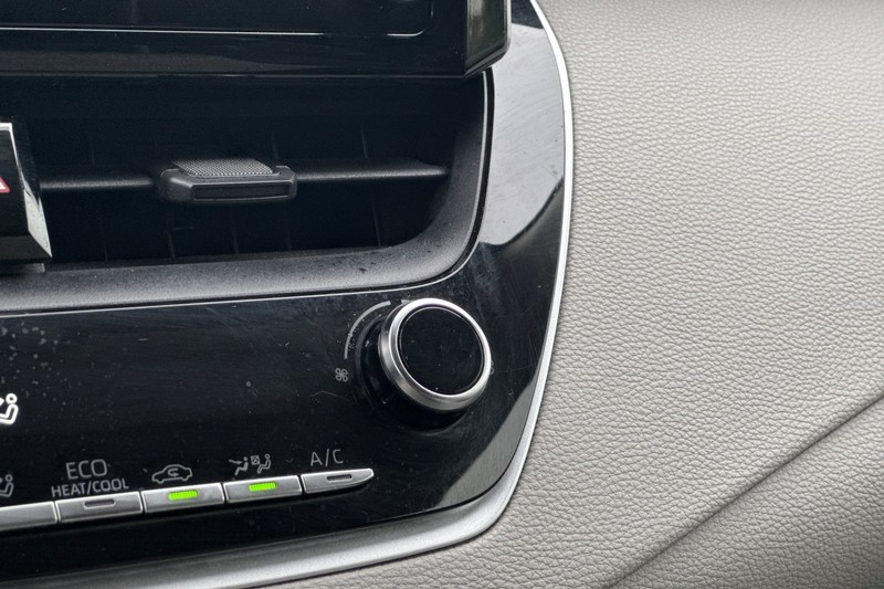 Toyota Corolla Vehicle Full-screen Gallery Image 29