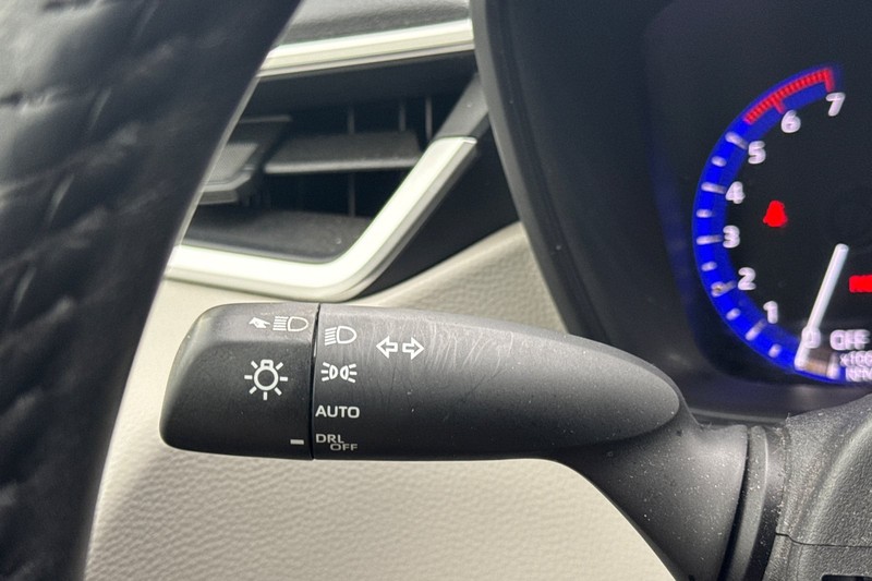 Toyota Corolla Vehicle Full-screen Gallery Image 36