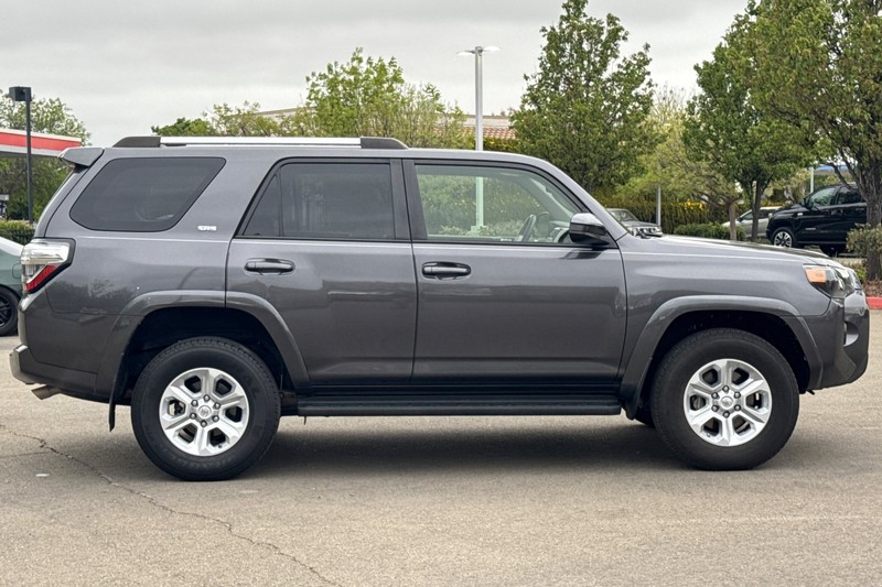 Toyota 4Runner Vehicle Full-screen Gallery Image 03