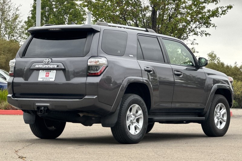 Toyota 4Runner Vehicle Full-screen Gallery Image 04