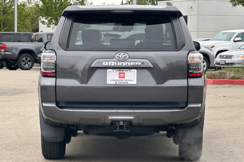 Toyota 4Runner Vehicle Full-screen Gallery Image 05