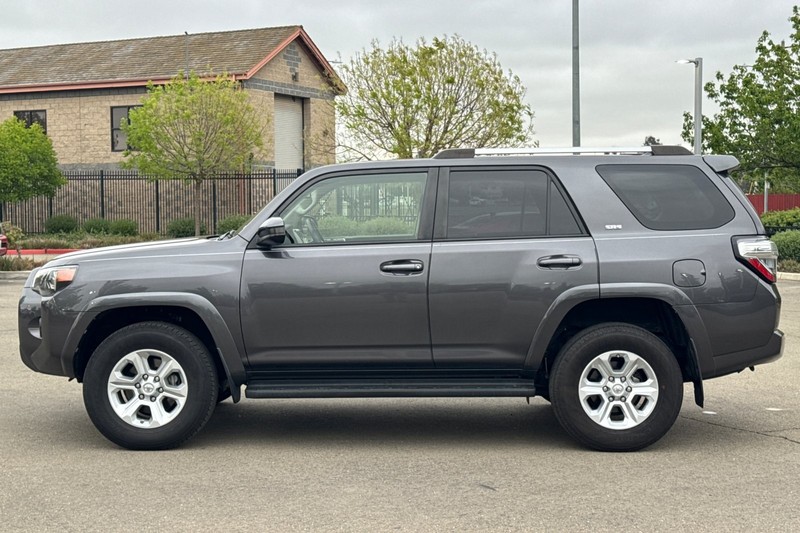 Toyota 4Runner Vehicle Full-screen Gallery Image 07