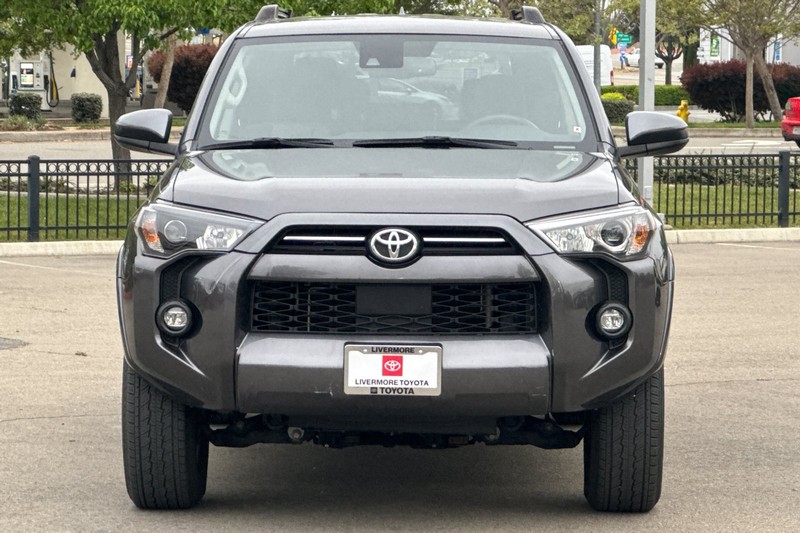 Toyota 4Runner Vehicle Full-screen Gallery Image 09