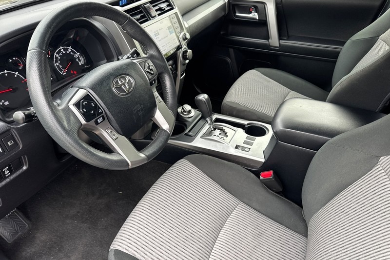 Toyota 4Runner Vehicle Full-screen Gallery Image 10