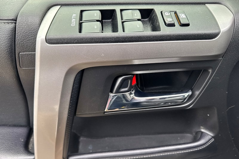 Toyota 4Runner Vehicle Full-screen Gallery Image 11
