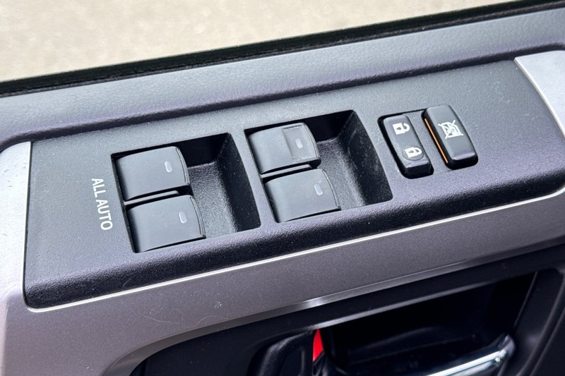 Toyota 4Runner Vehicle Full-screen Gallery Image 12