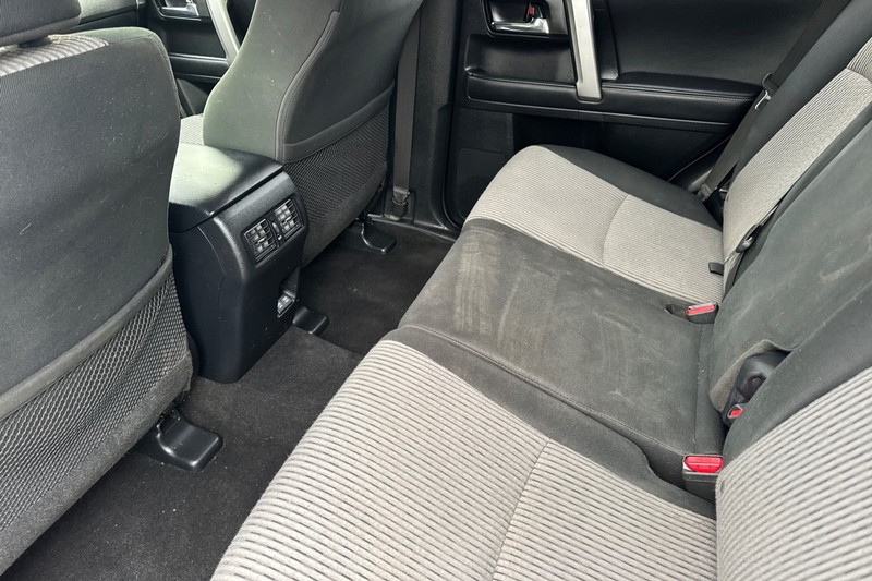 Toyota 4Runner Vehicle Full-screen Gallery Image 14