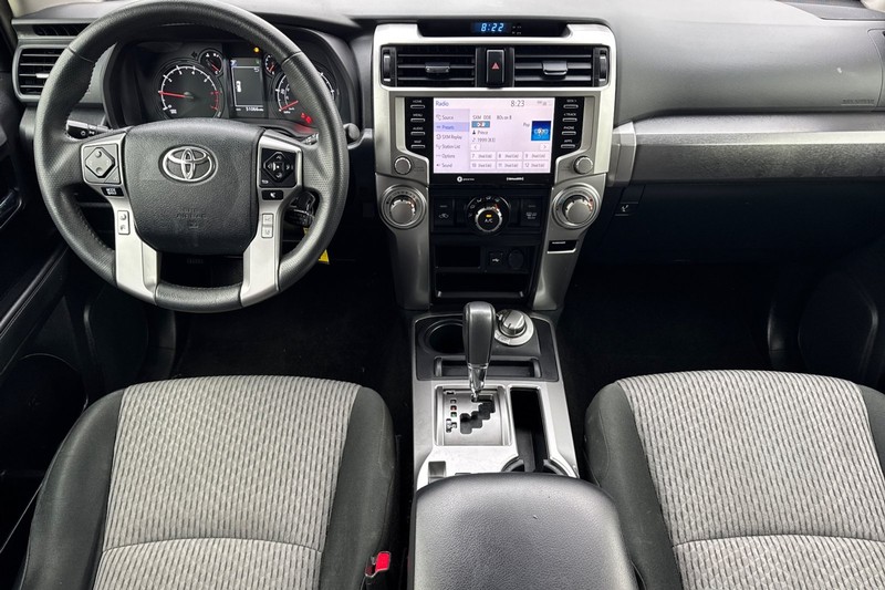 Toyota 4Runner Vehicle Full-screen Gallery Image 15