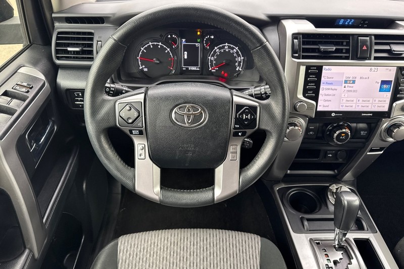 Toyota 4Runner Vehicle Full-screen Gallery Image 16