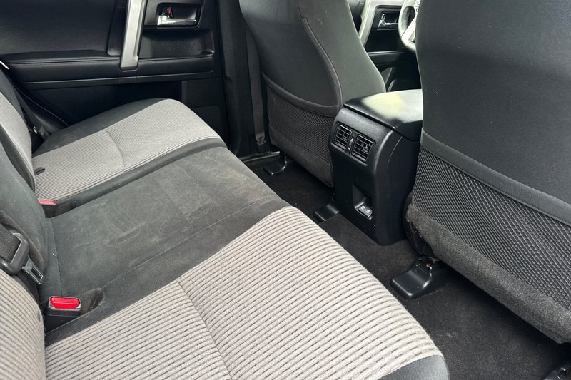 Toyota 4Runner Vehicle Full-screen Gallery Image 18