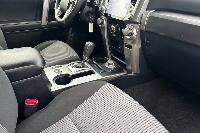 Toyota 4Runner Vehicle Full-screen Gallery Image 19