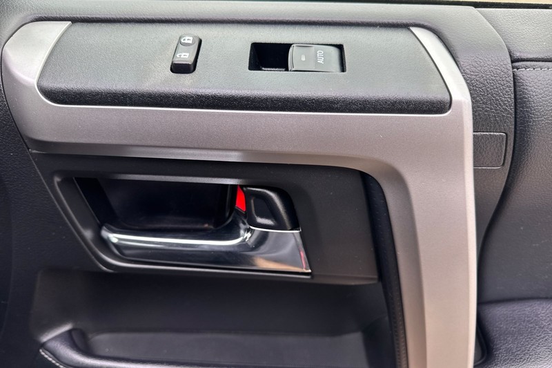 Toyota 4Runner Vehicle Full-screen Gallery Image 21