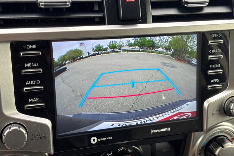 Toyota 4Runner Vehicle Full-screen Gallery Image 27