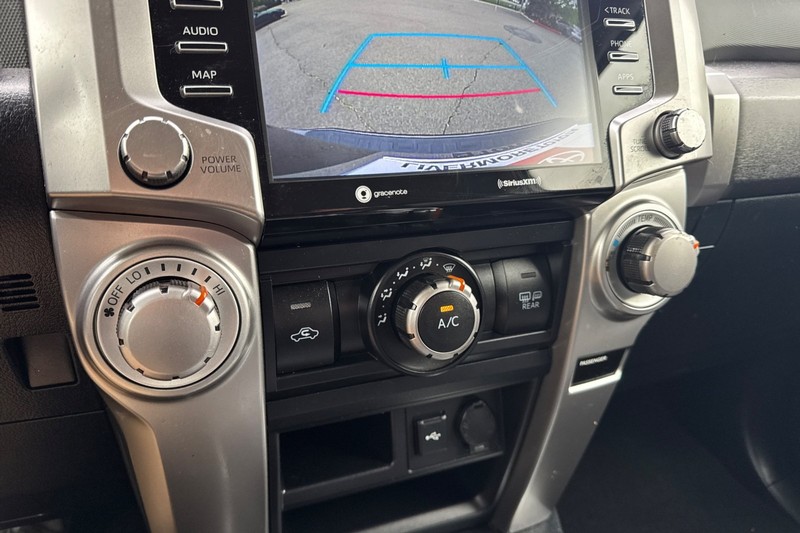 Toyota 4Runner Vehicle Full-screen Gallery Image 28