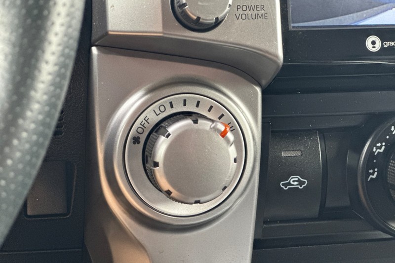 Toyota 4Runner Vehicle Full-screen Gallery Image 29