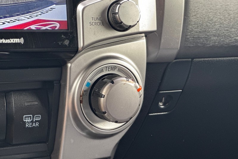 Toyota 4Runner Vehicle Full-screen Gallery Image 30