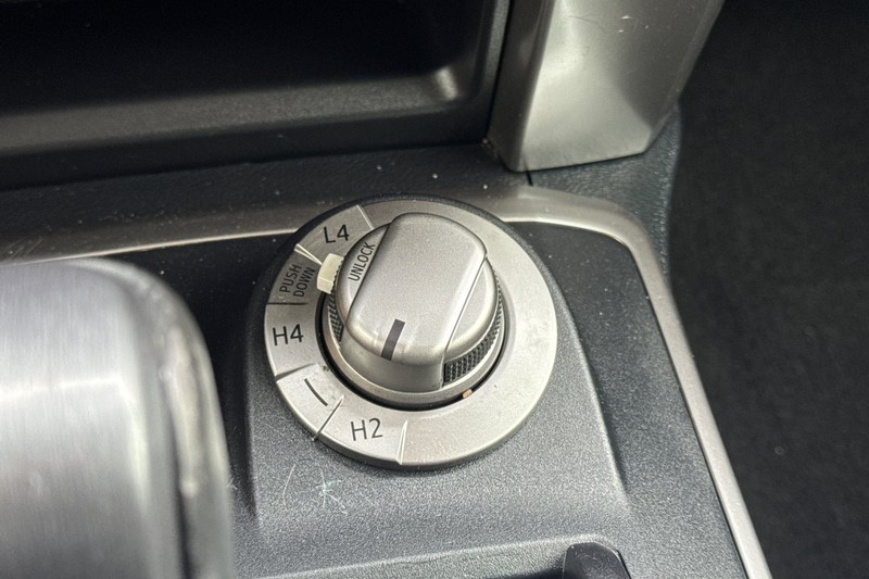 Toyota 4Runner Vehicle Full-screen Gallery Image 32