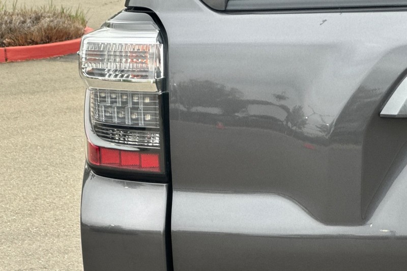 Toyota 4Runner Vehicle Full-screen Gallery Image 48