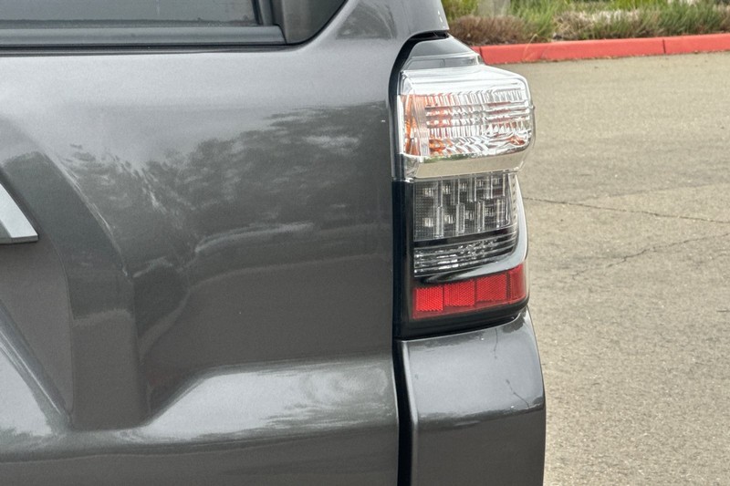 Toyota 4Runner Vehicle Full-screen Gallery Image 50