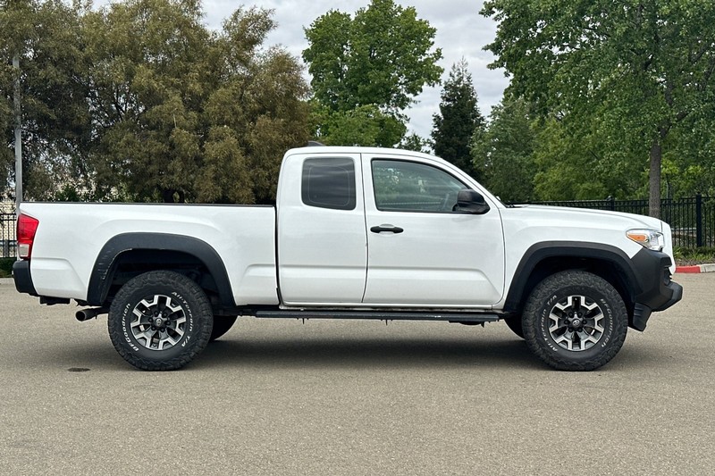 Toyota Tacoma Vehicle Full-screen Gallery Image 03