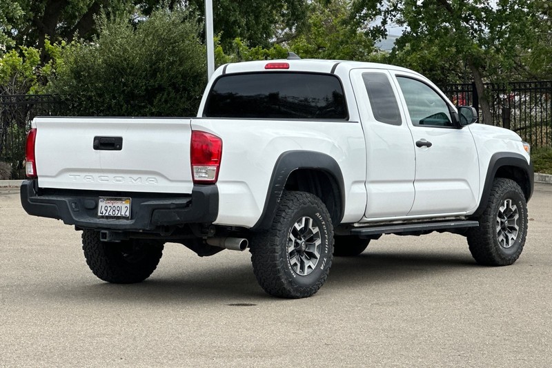 Toyota Tacoma Vehicle Full-screen Gallery Image 04