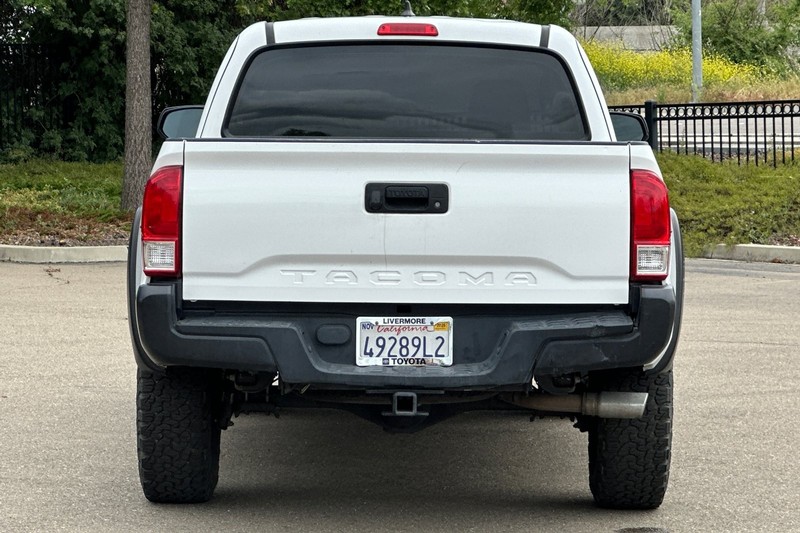 Toyota Tacoma Vehicle Full-screen Gallery Image 05