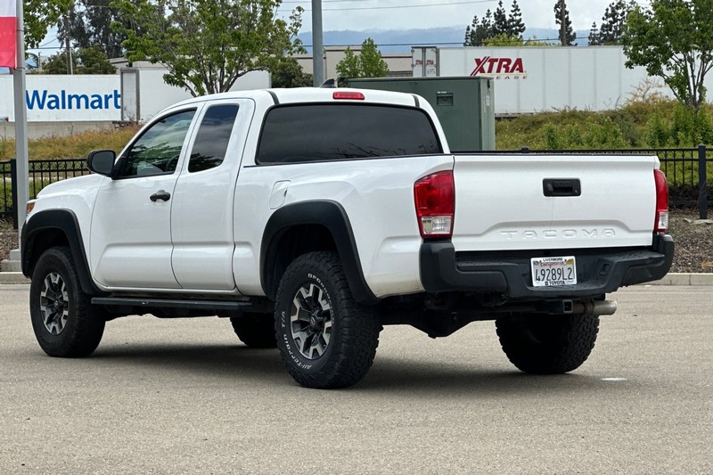 Toyota Tacoma Vehicle Full-screen Gallery Image 06