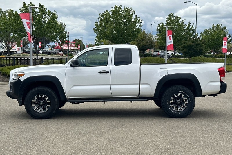 Toyota Tacoma Vehicle Full-screen Gallery Image 07