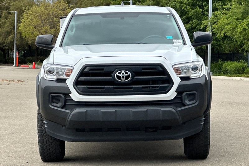 Toyota Tacoma Vehicle Full-screen Gallery Image 09