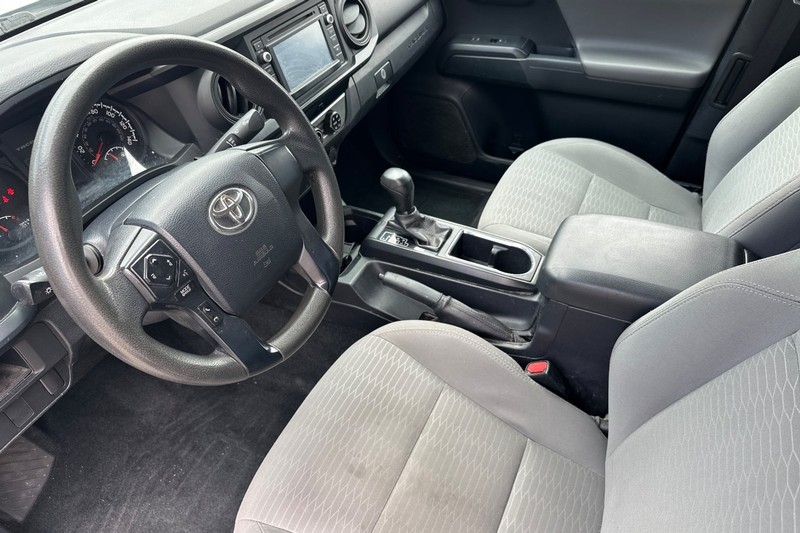 Toyota Tacoma Vehicle Full-screen Gallery Image 10