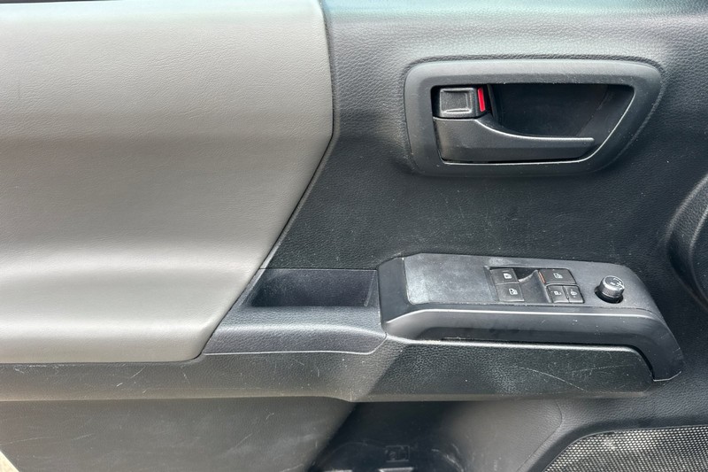 Toyota Tacoma Vehicle Full-screen Gallery Image 11