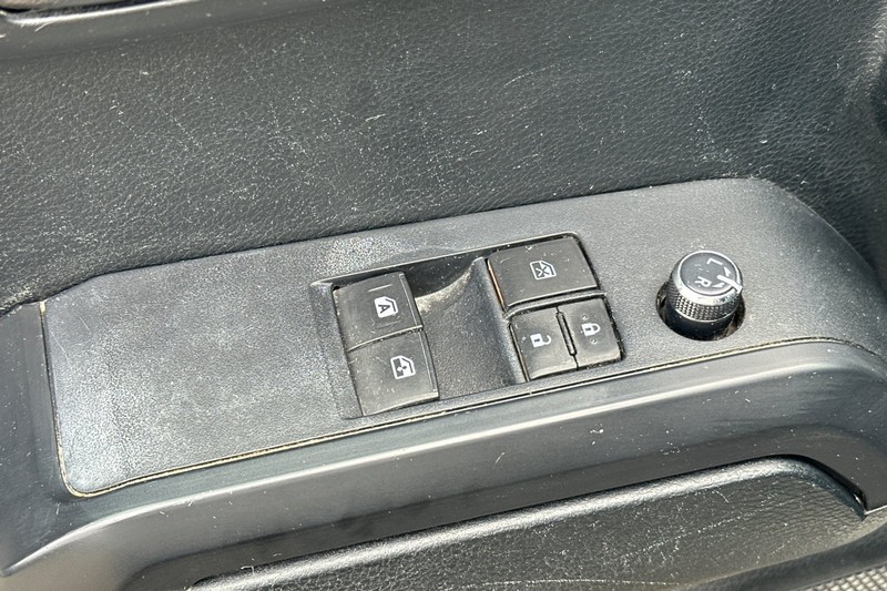 Toyota Tacoma Vehicle Full-screen Gallery Image 12