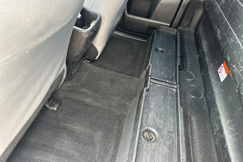 Toyota Tacoma Vehicle Full-screen Gallery Image 14