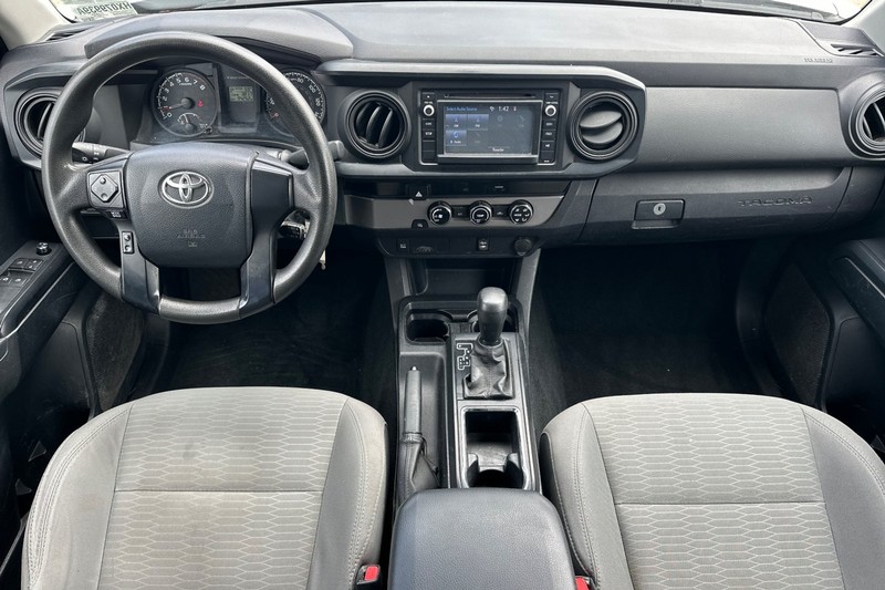 Toyota Tacoma Vehicle Full-screen Gallery Image 15