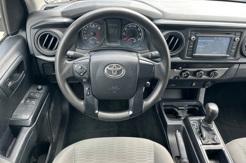 Toyota Tacoma Vehicle Full-screen Gallery Image 16