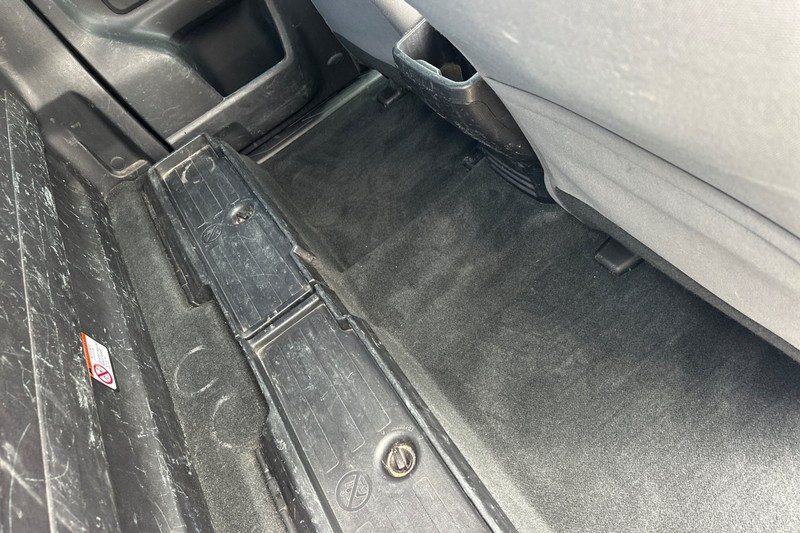 Toyota Tacoma Vehicle Full-screen Gallery Image 17