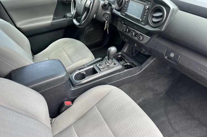 Toyota Tacoma Vehicle Full-screen Gallery Image 18