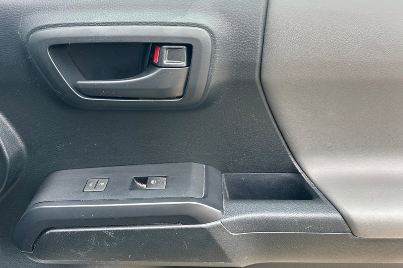 Toyota Tacoma Vehicle Full-screen Gallery Image 20