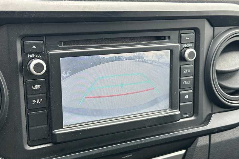 Toyota Tacoma Vehicle Full-screen Gallery Image 26