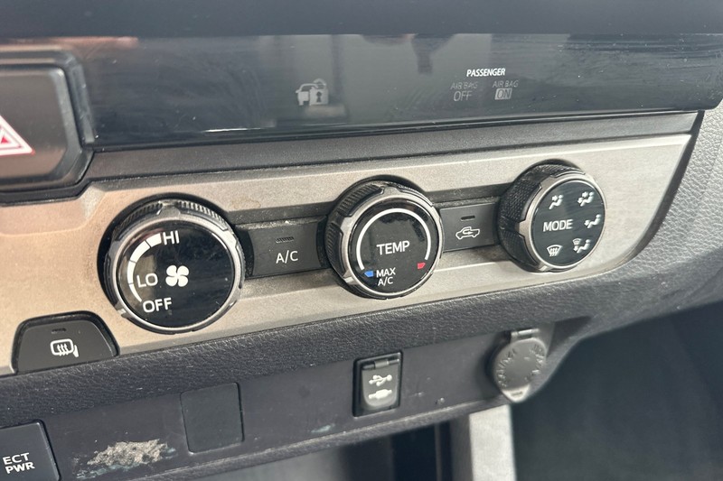 Toyota Tacoma Vehicle Full-screen Gallery Image 27