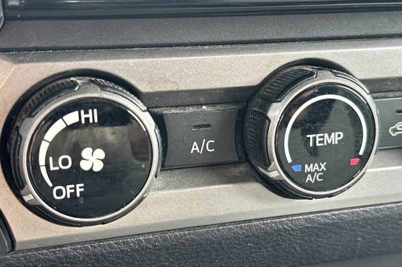Toyota Tacoma Vehicle Full-screen Gallery Image 28