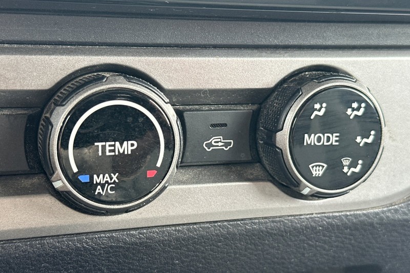 Toyota Tacoma Vehicle Full-screen Gallery Image 29