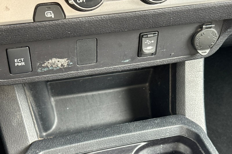 Toyota Tacoma Vehicle Full-screen Gallery Image 30