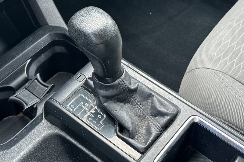 Toyota Tacoma Vehicle Full-screen Gallery Image 32
